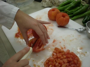 Cutting tomatoes