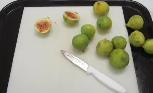 Whole and sliced figs