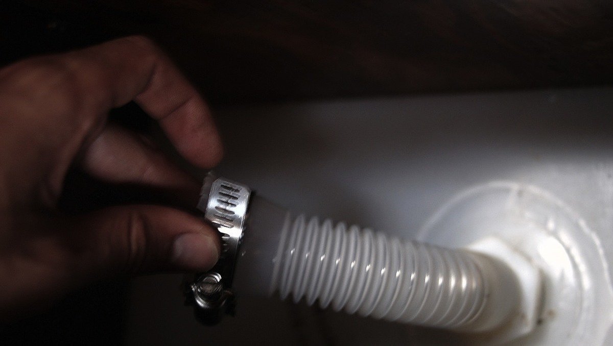 A photo of how the drain tube attaches to the liquids tank