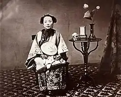 A Cantonese lady wearing shibazi-style yajin on her ao jacket, 1861–1864