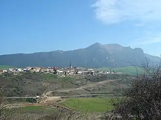 View of Aguilar de Codés with the Sierra de Codés in the background.