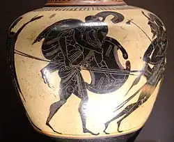 vase blanc à figures noires : un soldat en armes portant un homme sur le dos.