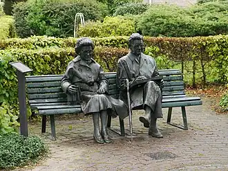 Statue Simon Carmiggelt and his wife Tiny