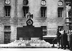 1933 photo of the Nazi memorial for Blutzeugen in Munich, which could be bypassed by the "Drückebergergasse" ("Shirker's Alley")