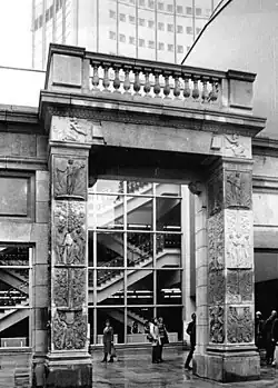 In the courtyard of the Karl Marx University (1981–2007)