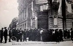 Black-and-white postcard showing a queue outside the Banque de France in Orléans on August 2, 1914