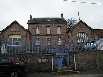 The town hall and school in Cahon