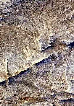 Tectonic fractures in Candor Chasma as seen by HiRISE