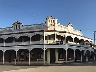 Castle Hotel, York; verandah and timber fretwork added c. 1905.[51]