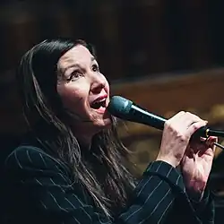 Circuit des Yeux singing at a grand piano