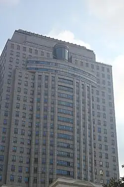 The facade of the building seen from the south. The middle section of the building is slightly rounded.