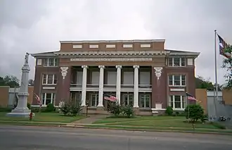 Clarke County courthouse and Confederate monument in Quitman