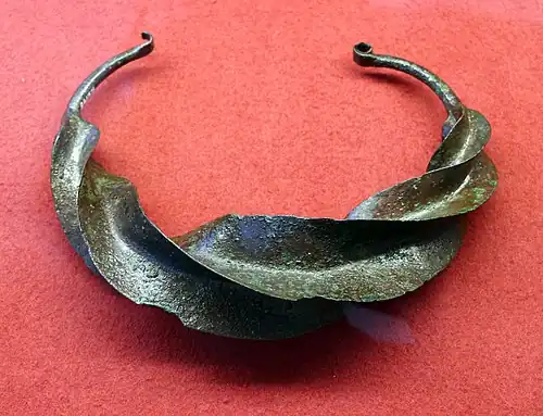 Bronze necklace (torc), from the island of Giglio, Campese region, 10th-9th century.