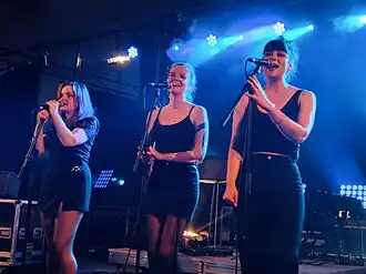 The three singers with the band Eben [br].