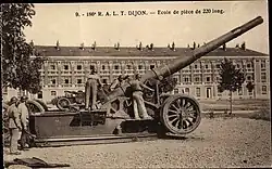 The piece in battery between the wars, the thin base platform is visible underneath