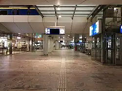 Concourse to the platforms