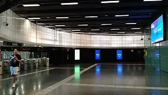 The main station hall connecting Line 5 with Line 9 and Line 10
