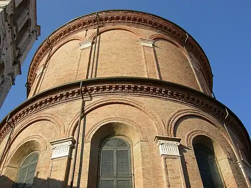 The Renaissance apse cites Romanesque blind arches.