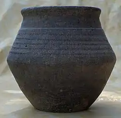 Fränkischer Knickwandtopf aus Rill, um 620 n. Chr