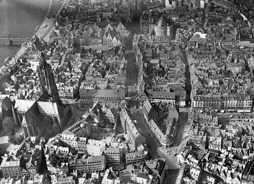 Frankfurt on the Main: 1940s Aerial photograph from the northeast; Cathedral (left); in the background: St. Paul's Church