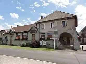The town hall and school in Harbouey