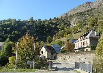 The hamlet of Infournas-hauts, seen from the access road
