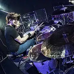 Hartless performing in 2016