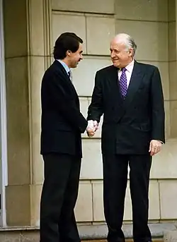 José María Aznar and Xabier Arzalluz shaking hands in Moncloa palace
