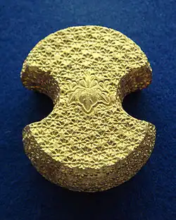 A Kobundō (小分銅), 95–97% gold, "Paulownia" Kiri mark (桐), Kikubana (菊花) emblem, 373.11 grams