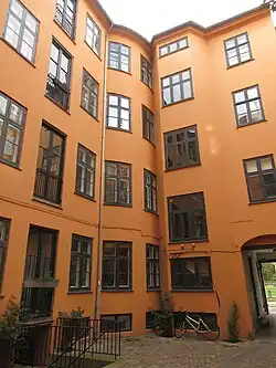 The building seen from the courtyard.