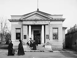 Bureau of Information, Temple Square, With People