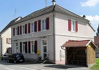 The town hall and school in Liebenswiller