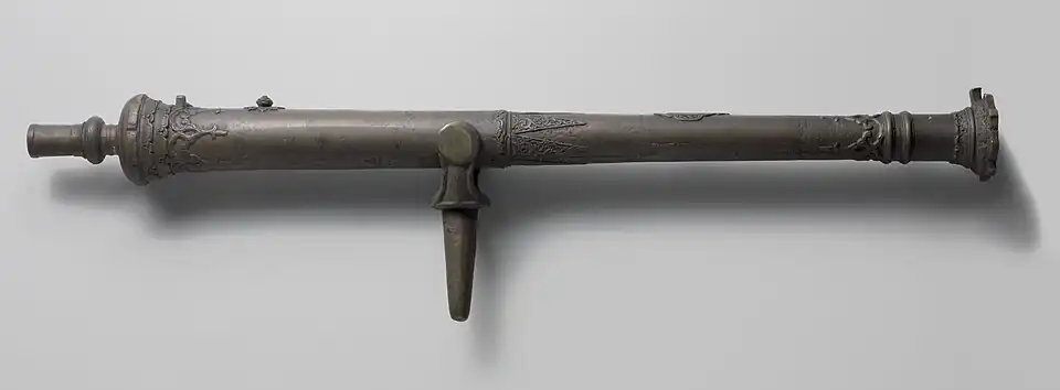 Lela captured by paddle steamer Amsterdam near Tanjung Pulisan on the northeast coast of Celebes from pirates. 119&nbsp;cm long, 16&nbsp;mm caliber. Weight: 30.6&nbsp;kg.