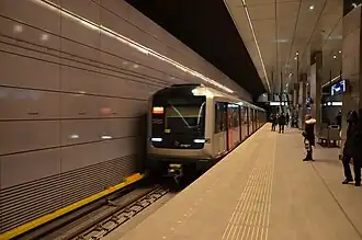 A M5 series train entering Vijzelgracht station