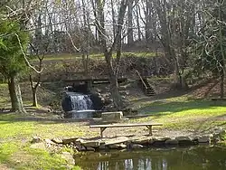 Spillway regulates waterflow