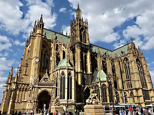 La Mutte tower (center) and Horloge tower (left)