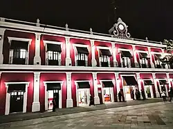 Palacio municipal en la noche