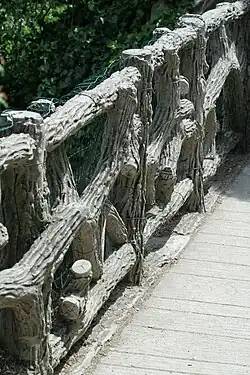 Davioud's paths on the Belvedere feature handrails made of hand-crafted concrete faux bois.