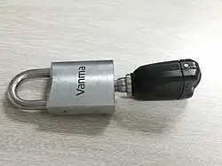Passive electronic padlock with key