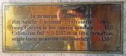 'In memoriam Martini Buceri olim sanctae Theologiae Professor Regis, cujus Corpus in hoc cancello humatum A.D. 1551. Exhumatum fuit A.D. 1557 et in foro crematum, secunda funere memoriam ejus honorante A.D. 1560'