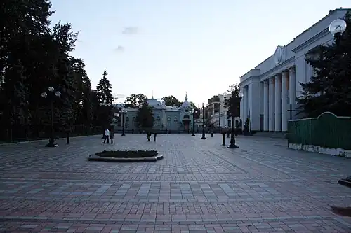 Verkhovna Rada (right) Polyakova House (center) in 2013