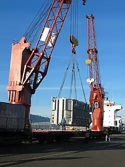 Project cargo unloading direct to rail car using ship's crane