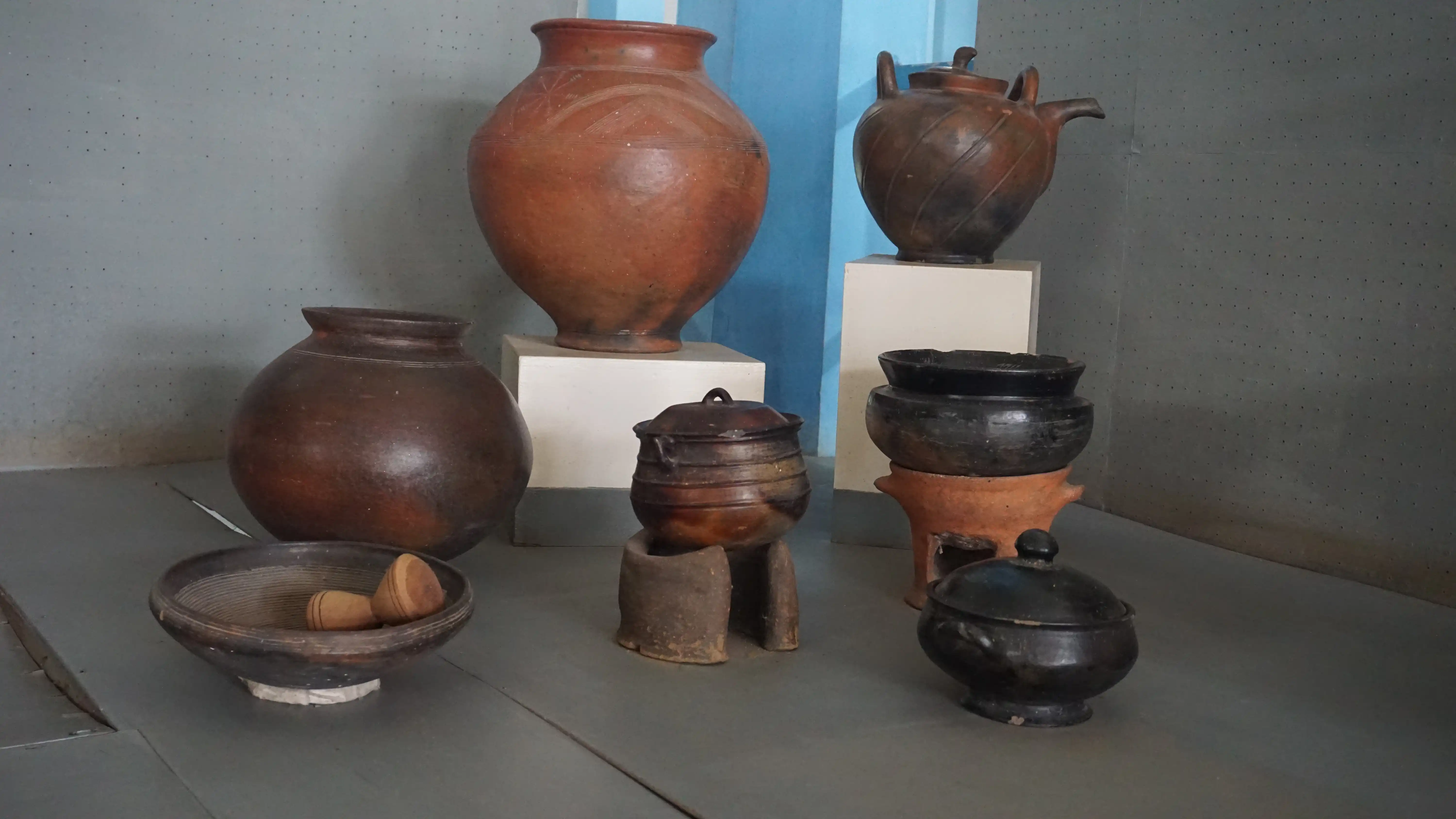 Pots_in_the_volta_museum
