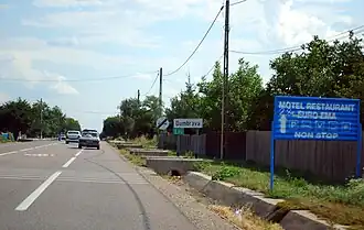 The DN2 road entering the village of Dumbrava