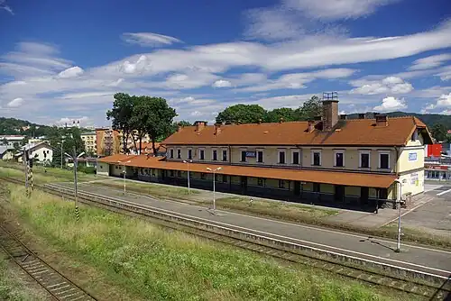 Station grounds viewed from the overpass (2010)