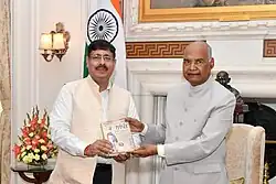 Rakesh Pandey (left) presenting Gandhi Aur Hindi to Ram Nath Kovind (right)