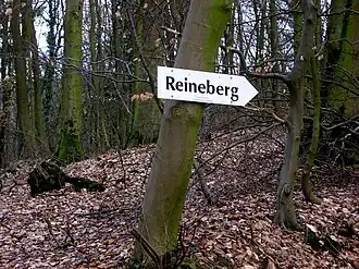 In the immediate vicinity of the summit a signpost points out the final section of the climb.
