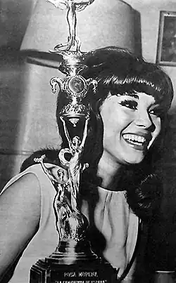 Rosa Morena receiving the New York Critics Award