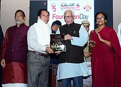 Roshan Taqui receives award.