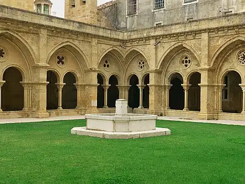 The cloisters were already built in a transition between Romanesque and Gothic, as noticeable in the pointed arches.